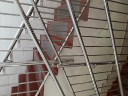 Поручни на перилах лестничных пролётов