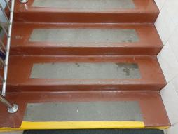 Контрастные полосы на ступеньках лестниц